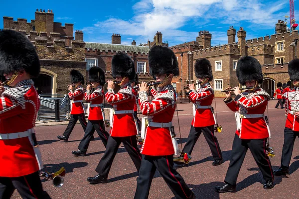 Pengawal Inggris berbaris turun di seberang Istana St. James. Mall. London. Inggris — Stok Foto