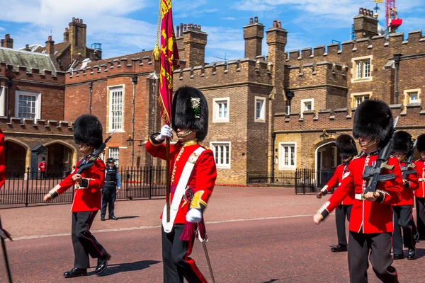 Pengawal Inggris berbaris turun di seberang Istana St. James. Mall. London. Inggris — Stok Foto