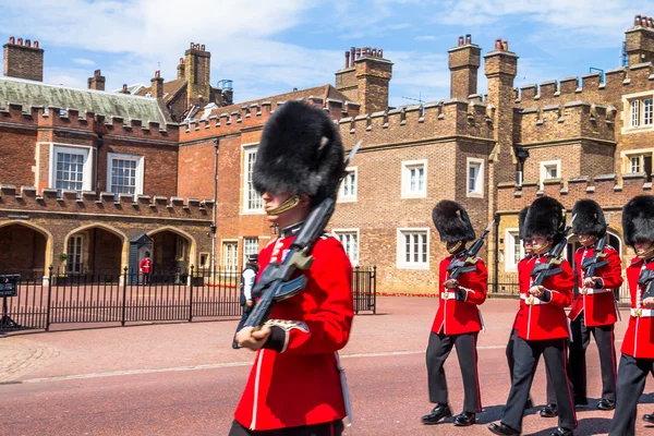 Pengawal Inggris berbaris turun di seberang Istana St. James. Mall. London. Inggris — Stok Foto