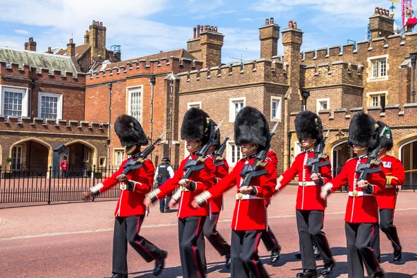 Pengawal Inggris berbaris turun di seberang Istana St. James. Mall. London. Inggris — Stok Foto