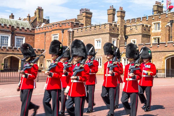 Британские гвардейцы идут к Сент-Джеймсскому дворцу. Торговый центр. В Лондон. UK — стоковое фото