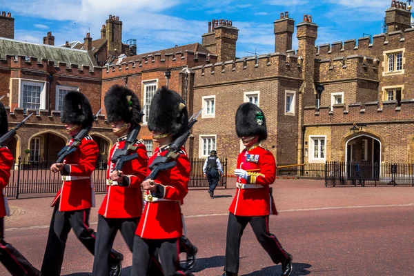 Pengawal Inggris berbaris turun di seberang Istana St. James. Mall. London. Inggris — Stok Foto