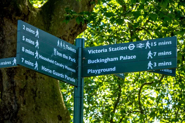 Le panneau indique la direction du mouvement dans le parc St. James. Londres — Photo