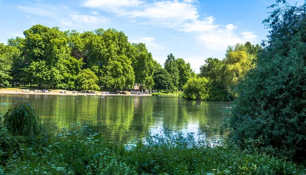 St. James 's Park Lake in London . — стоковое фото