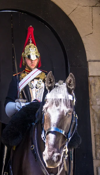 Pasukan berkuda dari Kavaleri Rumah Tangga yang bertugas di Pengawal Kuda dekat Museum Kavaleri Rumah Tangga di London. Inggris — Stok Foto