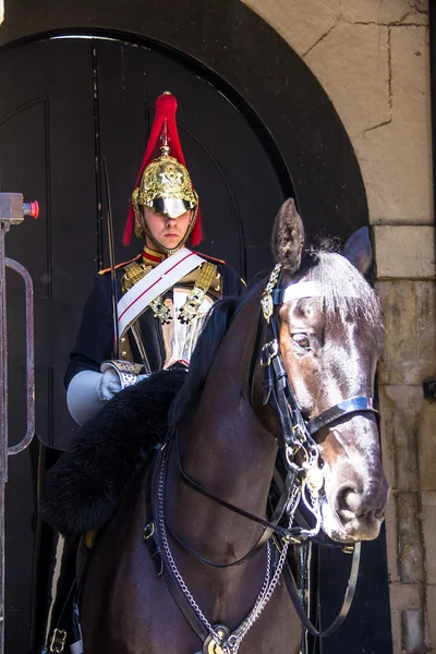 Pasukan berkuda dari Kavaleri Rumah Tangga yang bertugas di Pengawal Kuda dekat Museum Kavaleri Rumah Tangga di London. Inggris — Stok Foto