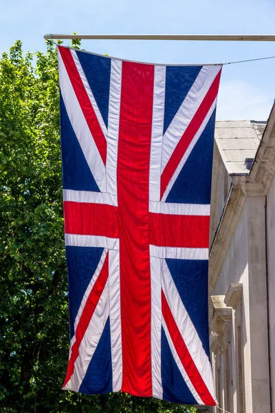 O Union Jack Flag a voar de um poste de bandeira na rua The Mall. Londres. Inglaterra. Reino Unido. Tomado em junho de 2015 — Fotografia de Stock