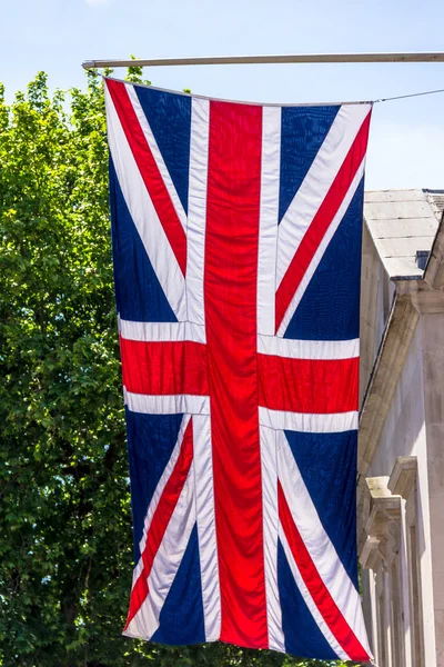 O Union Jack Flag a voar de um poste de bandeira na rua The Mall. Londres. Inglaterra. Reino Unido. Tomado em junho de 2015 — Fotografia de Stock