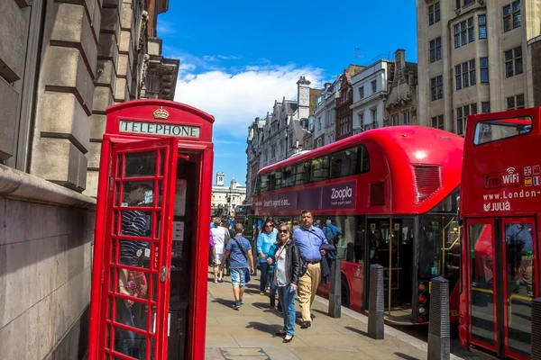 Autobuses rojos de dos pisos y cabina telefónica en la calle London — Foto de Stock