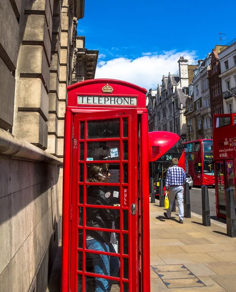 Kırmızı Çift katlı otobüs ve telefon kulübesi Londra Caddesi üzerinde — Stok fotoğraf