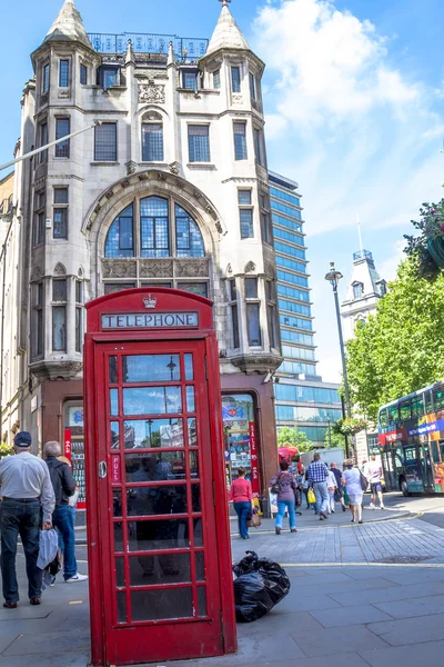 Çift katlı otobüs ve kırmızı telefon kulübesi Londra Caddesi üzerinde — Stok fotoğraf