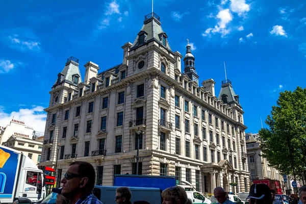 Bela exterior de edifícios antigos no centro de Londres na hora de verão — Fotografia de Stock