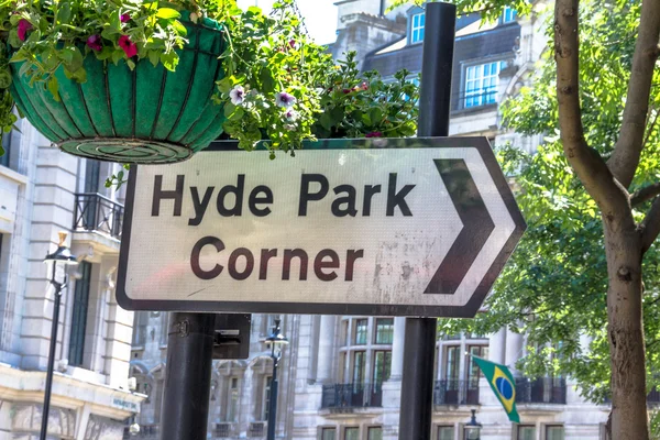 Fußgänger-Wegweiser mit Bewegungsrichtung im Hyde Park. London. uk — Stockfoto