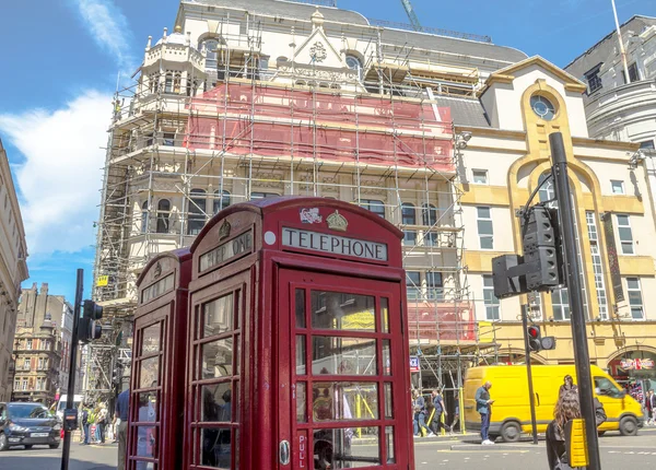 İki geleneksel eski kırmızı telefon dükkanlar merkezi Londra'da — Stok fotoğraf