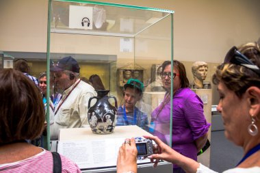British Museum. Ad 15 ve reklam 25 arasında tarihli Roma Portland vazo ya da cameo cam vazo ziyaretçi bakmak