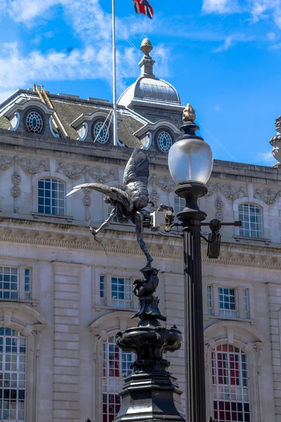 爱神雕像在皮卡迪利马戏团，伦敦，英国 — 图库照片