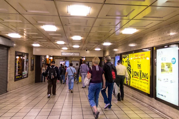 Niezidentyfikowanych ludzi na stacji metra Piccadilly. London, Wielka Brytania — Zdjęcie stockowe