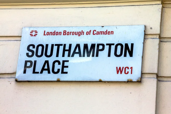 Panneau de rue de Southampton place dans l'arrondissement de Camden au centre de Londres, Royaume-Uni — Photo