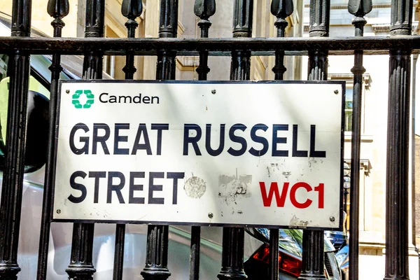 Skvělý Russell street přihlásit obvodu Camden v centru Londýna, Velká Británie — Stock fotografie
