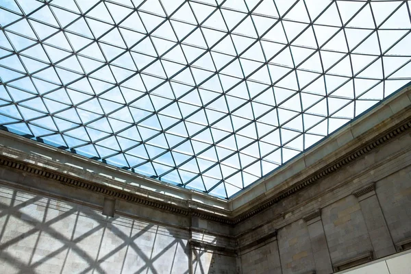 Het British Museum glazen plafond. Museum werd opgericht in 1753, grotendeels gebaseerd op de collecties van de arts en wetenschapper Sir Hans Sloane. — Stockfoto