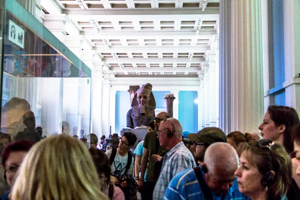 Besucher in der Ägyptenhalle des britischen Museums. das museum enthält fast 71.000 bücher, handschriften, zeichnungen, drucke und antiquitäten aus griechenland, rom, ägypten und vielen anderen ländern. — Stockfoto