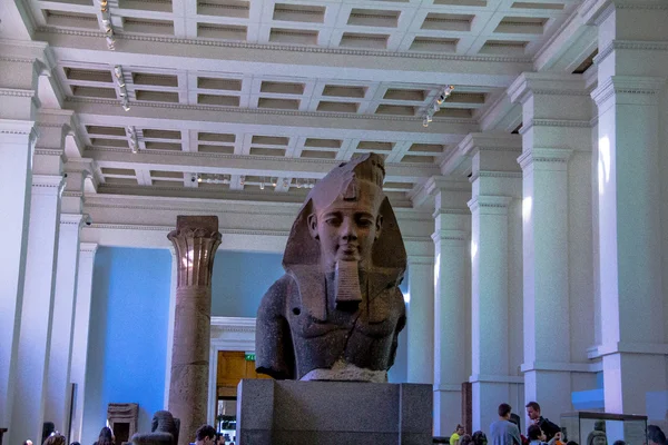 Besøkende i Egypt Hall ved British Museum. Museet inneholder bortimot 71.000 bøker, manuskripter, tegninger, trykk og antikviteter fra Hellas, Roma, Egypt og mange forskjellige land. . – stockfoto