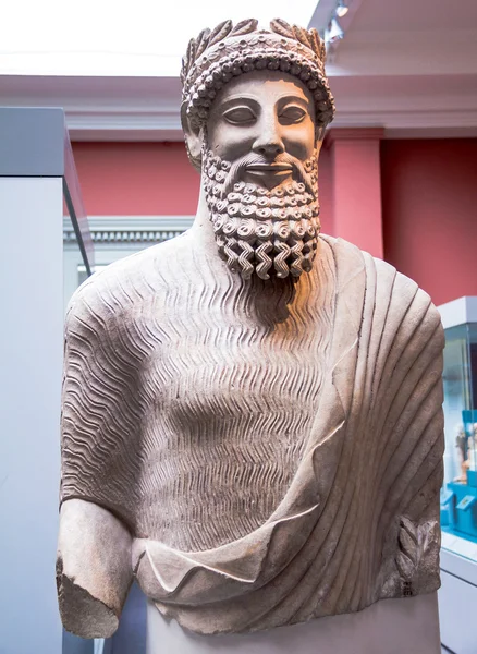 塞浦路斯的雕像。英国的博物馆。上半部分的一个大胡子男人巨大的石灰岩雕像 — 图库照片