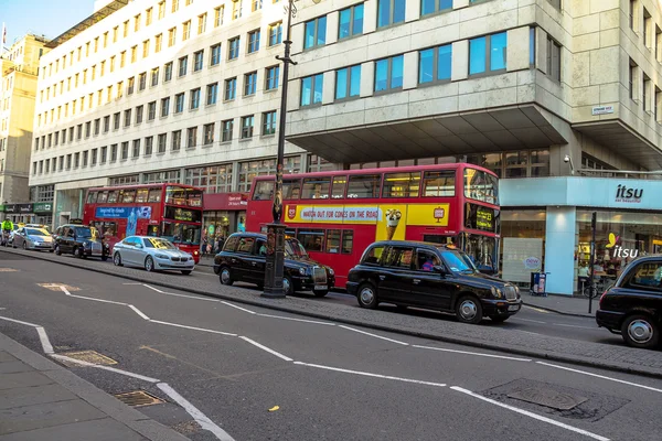 Типичные двухэтажные автобусы в Лондоне. Одна из лучших улиц Европы. Мбаппе всегда суетлив и занят трафиком — стоковое фото