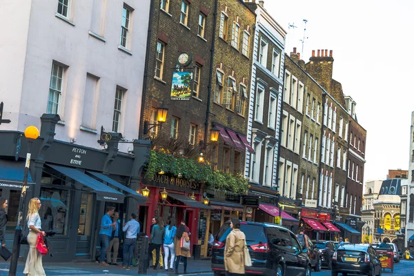 Personnes non identifiées dans le quartier de Covent Garden, Londres . — Photo