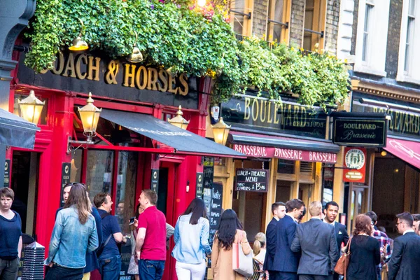 Covent Garden mahalle, Londra, küçük pub yakın tanımlanamayan kişi. — Stok fotoğraf