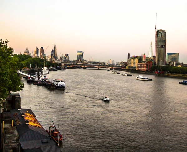 Paysage urbain de Londres avec la cathédrale St Paul et la Tamise au crépuscule. L'Angleterre. Royaume Uni — Photo