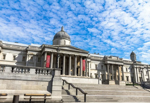 Unbekannte Touristen in der Nähe der Nationalgalerie am Trafalgar Square in London. uk — Stockfoto