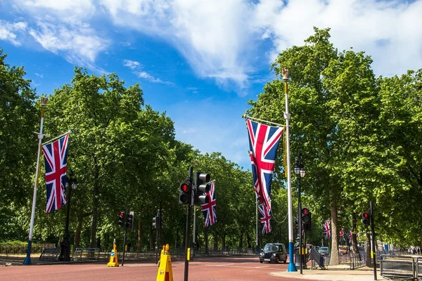 The Mall, street in front of Buckingham Palace in London — Stock Photo, Image