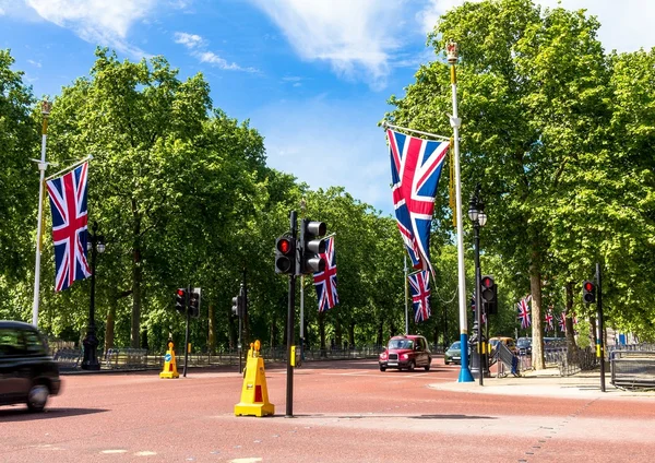 The Mall, calle frente al Palacio de Buckingham en Londres — Foto de Stock