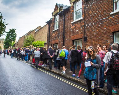 Windsor Sarayı önünde queuing tanımlanamayan ziyaretçi. İngiltere