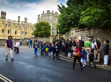 Windsor Sarayı önünde queuing tanımlanamayan ziyaretçi. İngiltere