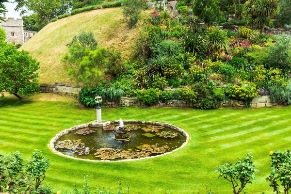 Jardim no Castelo de Windsor perto da torre Edward — Fotografia de Stock