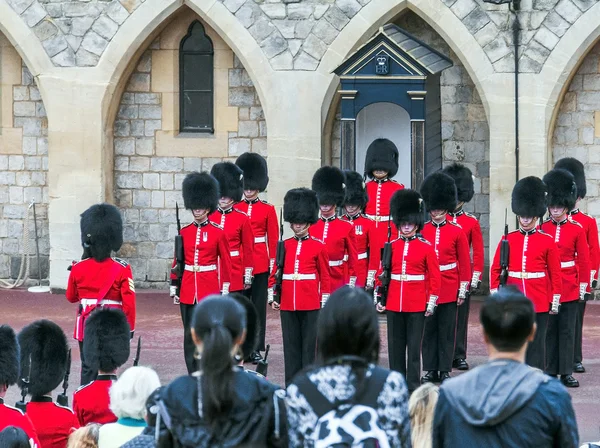 Ceremonia de cambio de guardia tiene lugar en el castillo de Windsor . — Foto de Stock