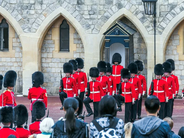 Ceremonia de cambio de guardia tiene lugar en el castillo de Windsor . — Foto de Stock