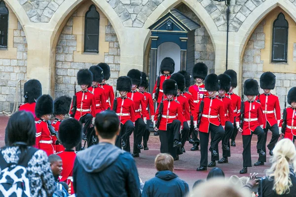 Ceremonia de cambio de guardia tiene lugar en el castillo de Windsor . — Foto de Stock