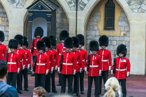 Ceremonia de cambio de guardia tiene lugar en el castillo de Windsor . — Foto de Stock