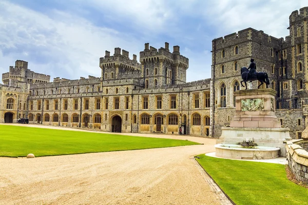 Exterior stone medieval residential complex with courtyard inside Windsor Castle — Stock Photo, Image