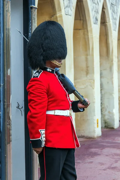 Guardia della Regina che si prepara ad essere in servizio all'interno del castello di Windsor — Foto Stock