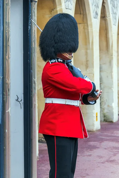 Guardia della Regina che si prepara ad essere in servizio all'interno del castello di Windsor — Foto Stock
