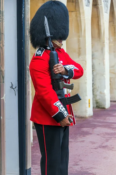 Queen 's Guard mempersiapkan diri untuk bertugas di dalam kastil Windsor — Stok Foto