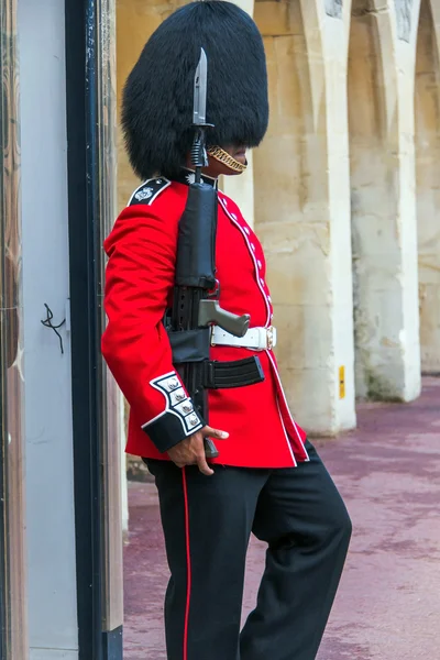 Guardia della Regina che si prepara ad essere in servizio all'interno del castello di Windsor — Foto Stock