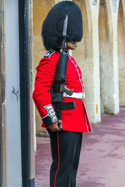 Azonosítatlan királyné őr áll szolgálatban, a Windsor-kastély — Stock Fotó