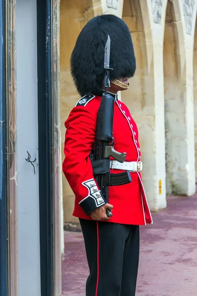 Neidentifikovaný Queen stojí stráž ve službě na zámku Windsor — Stock fotografie