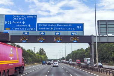 Windsor ve Londra arasında İngiliz yollarda yoğun sol trafik