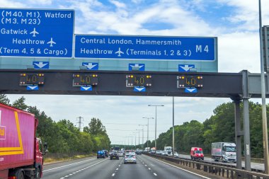 Windsor ve Londra arasında İngiliz yollarda yoğun sol trafik